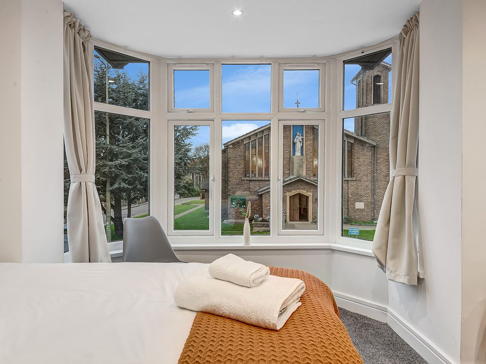 A bedroom with a view of a church at Oxford City Stay – Cowley House in Oxford