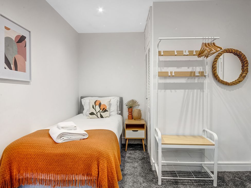 A bedroom with a single bed and a clothes rack at Oxford City Stay – Cowley House in Oxford