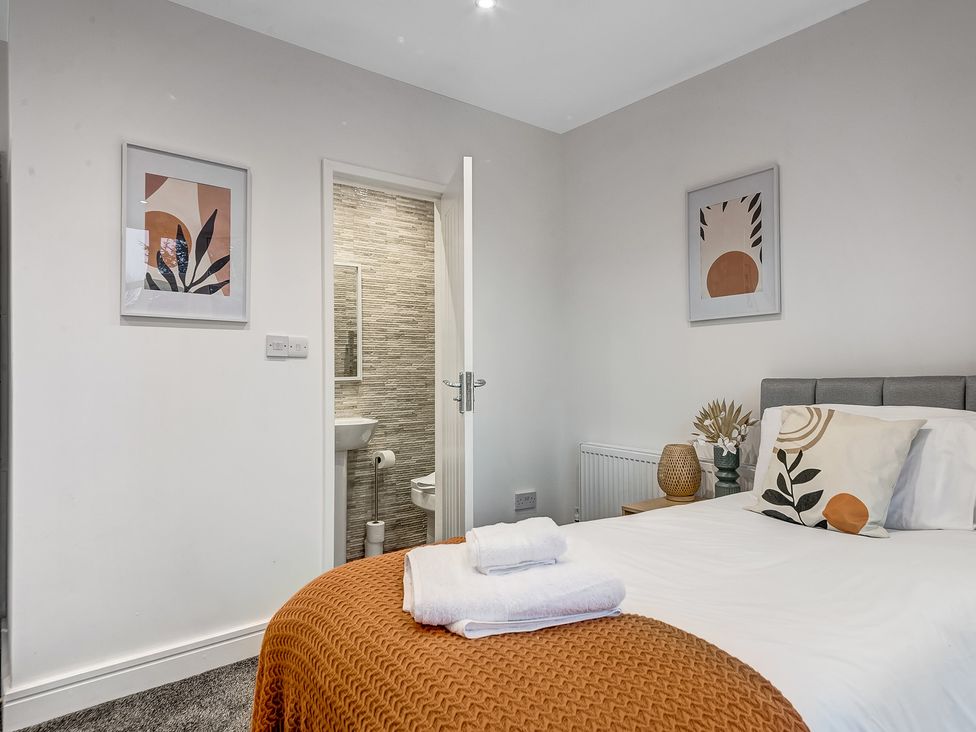 A bedroom with a bed and door to bathroom at Oxford City Stay – Cowley House in Oxford