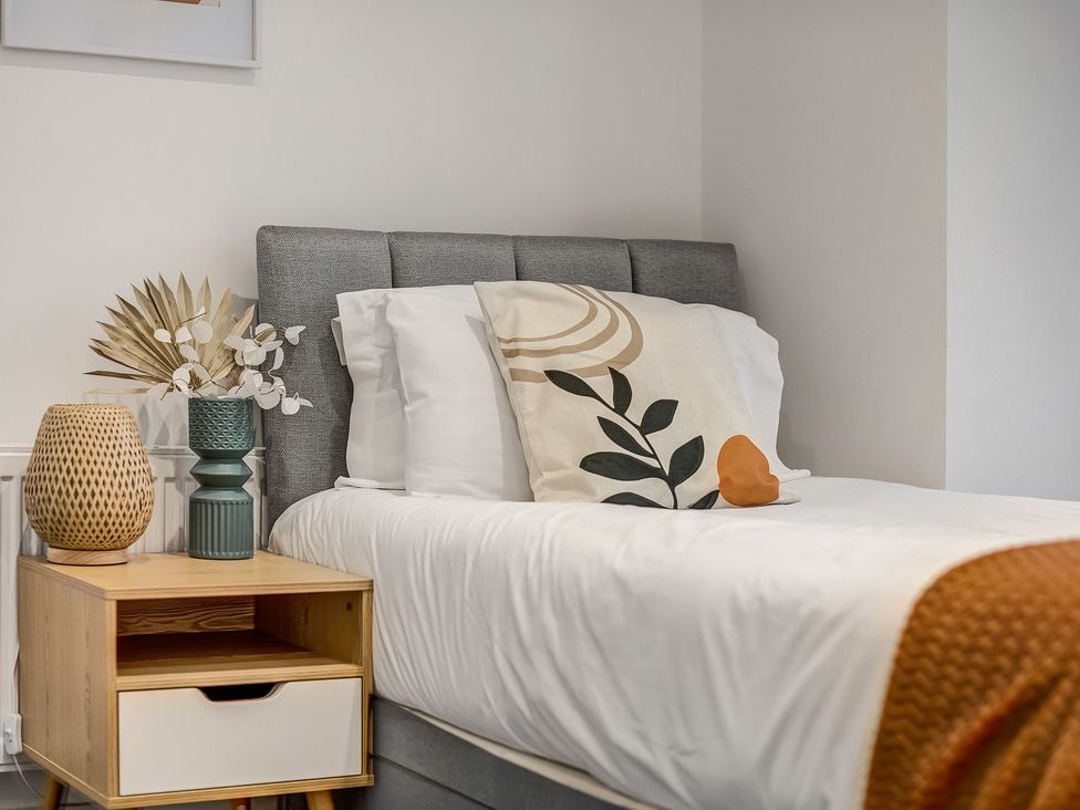 A bedroom with a bed and nightstand at Oxford City Stay – Cowley House in Oxford