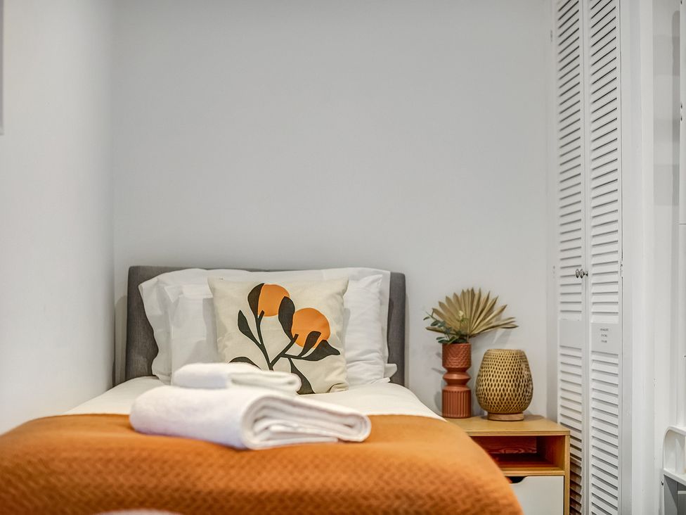 A bedroom with a bed and decorative items at Oxford City Stay – Cowley House in Oxford