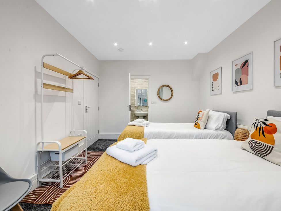 A bedroom with two beds and a shelf at Oxford City Stay – Cowley House in Oxford