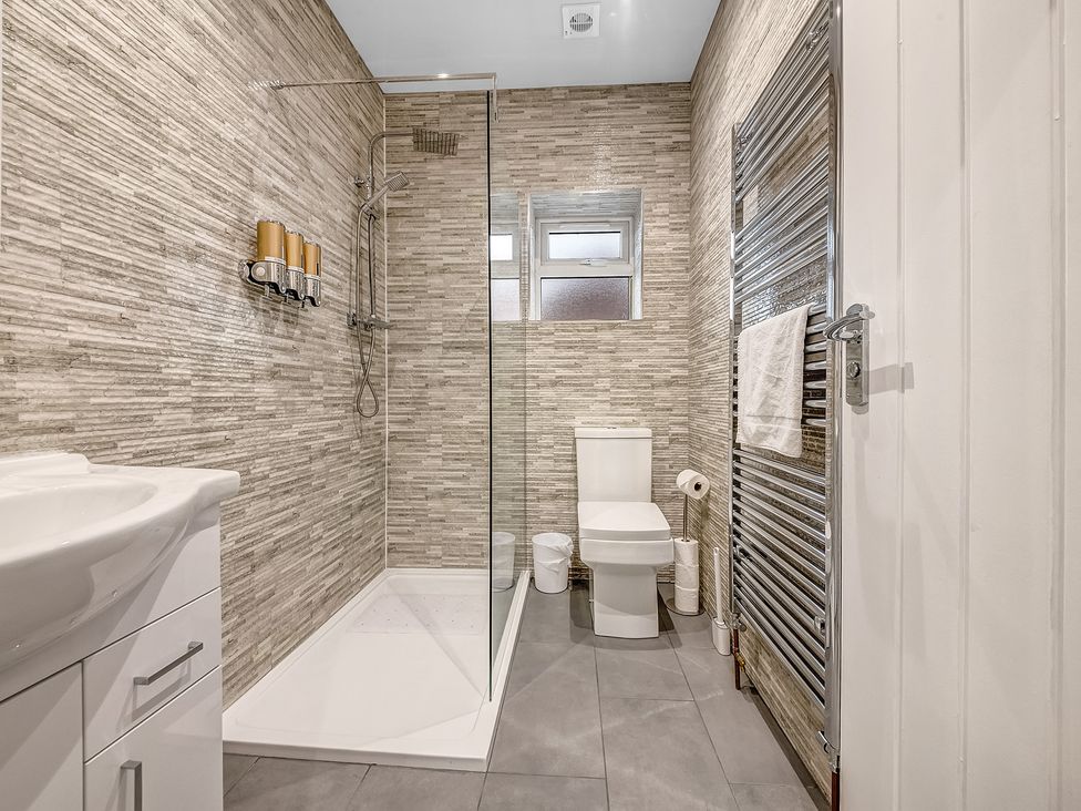 A bathroom with a shower, toilet, and sink at Oxford City Stay – Cowley House in Oxford