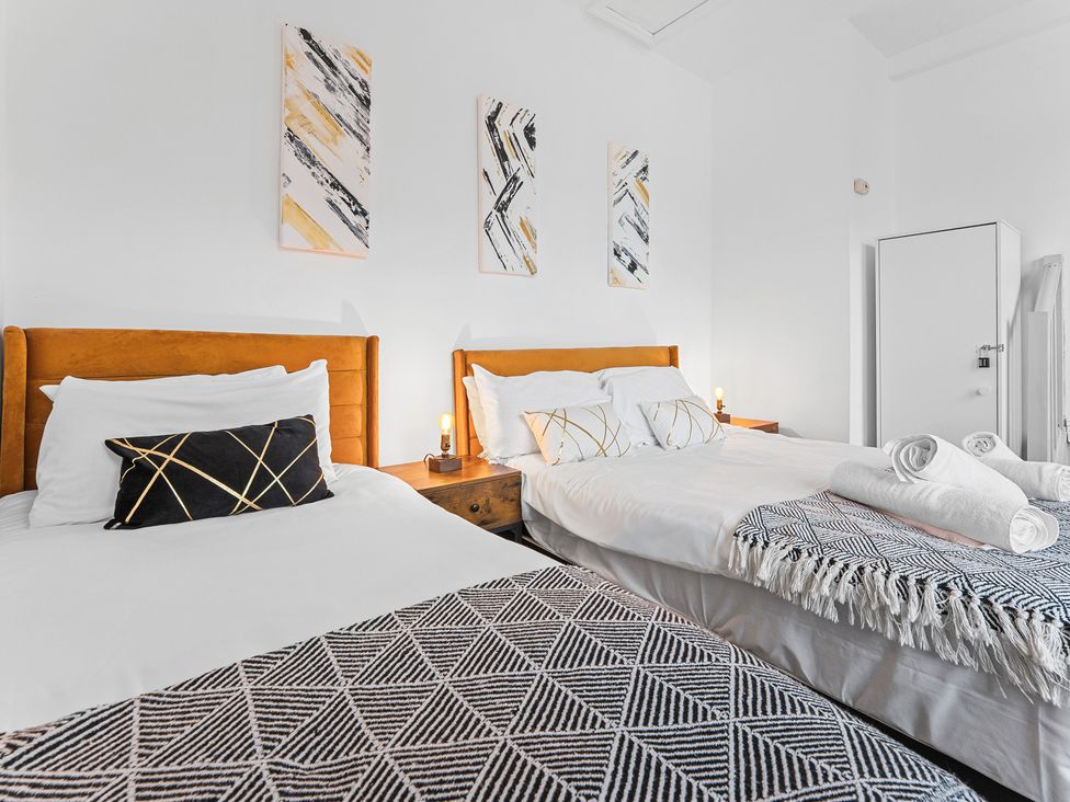 A bedroom with two beds and wall art at The Hallmark Birmingham Flat in Birmingham