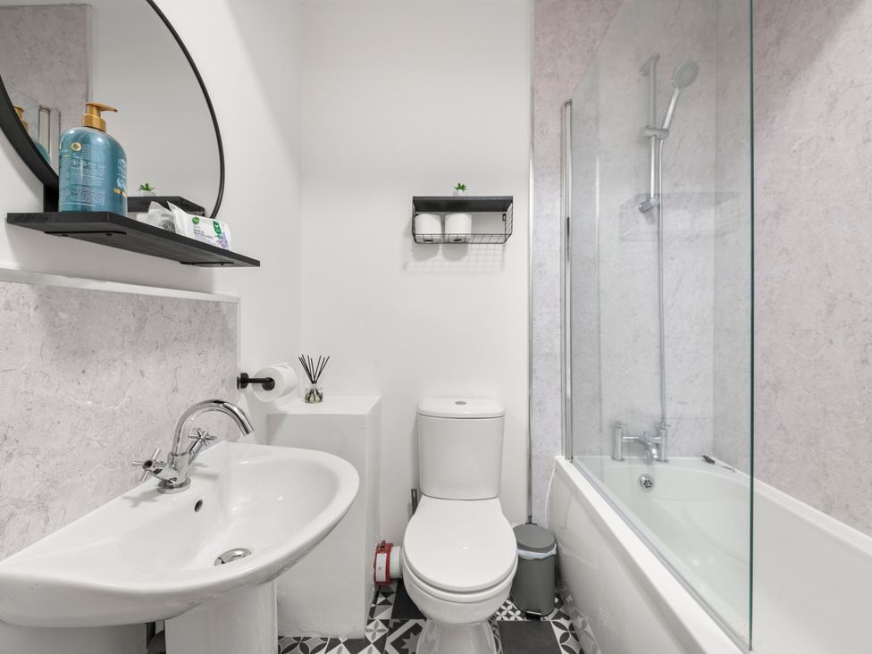 A bathroom with sink, toilet, shower and bathtub at The Hallmark Birmingham Flat Birmingham