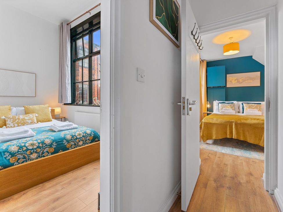 A bedroom with two beds and window at The Goldsmith Birmingham City Apartment in Birmingham