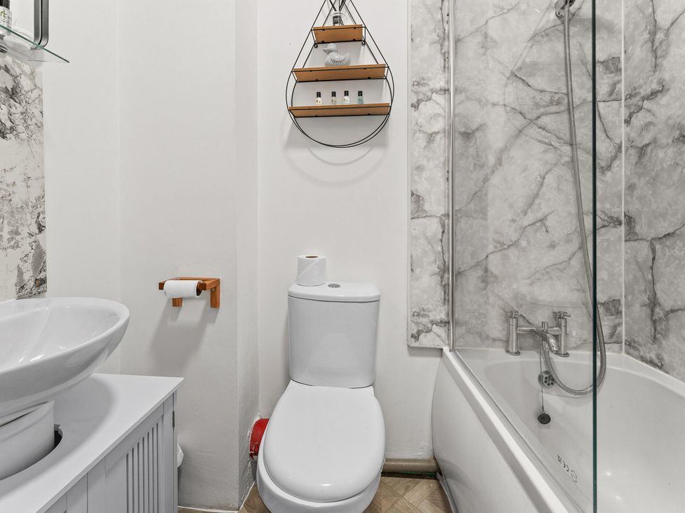 A bathroom with a toilet, washbasin and bathtub at The Goldsmith Birmingham City Apartment Birmingham