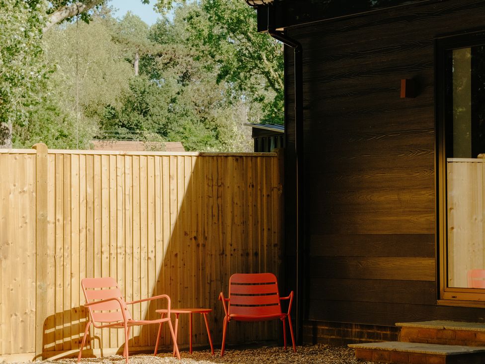 An outdoor area with chairs and a table at Baldslow Stables Battle near Hastings