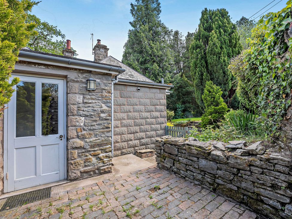 An outdoor area with a stone wall and plants at Gate House in Leominster