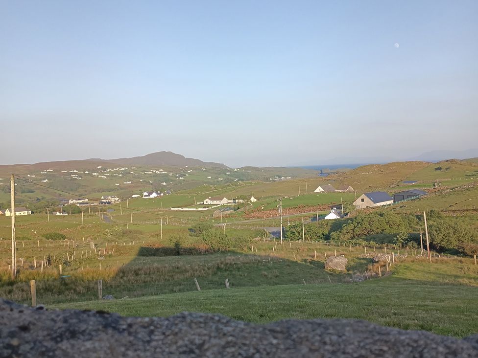 A scenic view of houses and fields at Sliabh League Mountain Lodge in TEILEANN near Kilcar, County Donegal