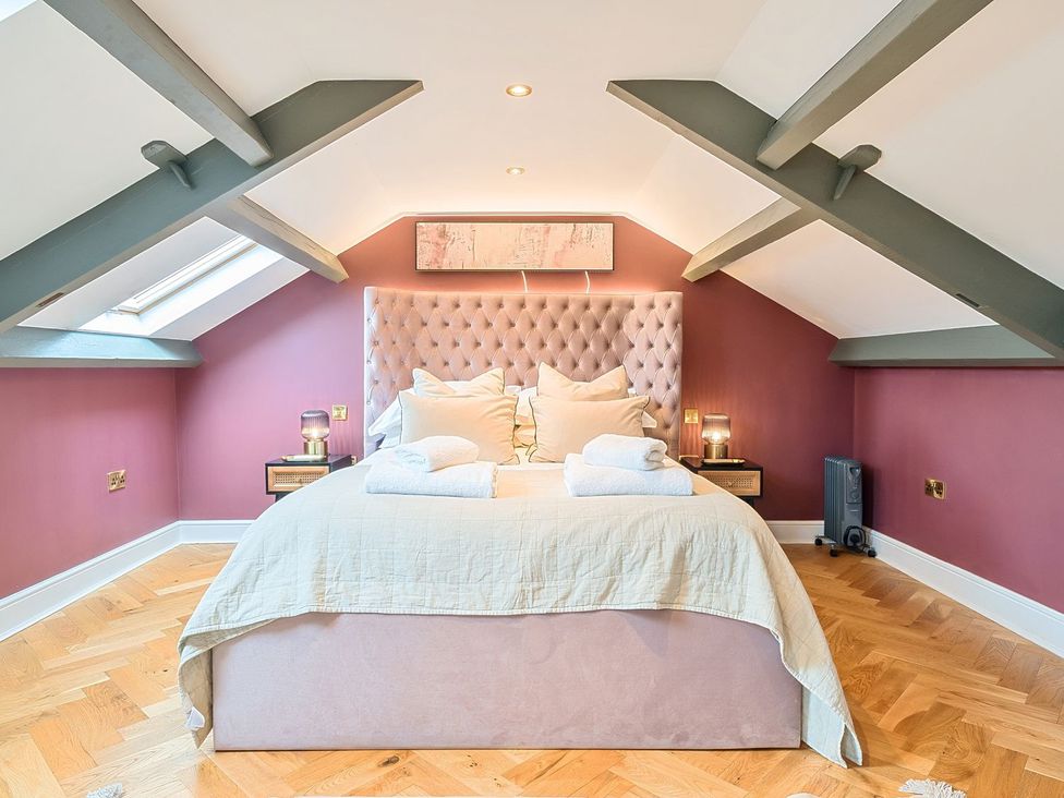 A bedroom with a bed and bedside tables at Hillside House Leyburn