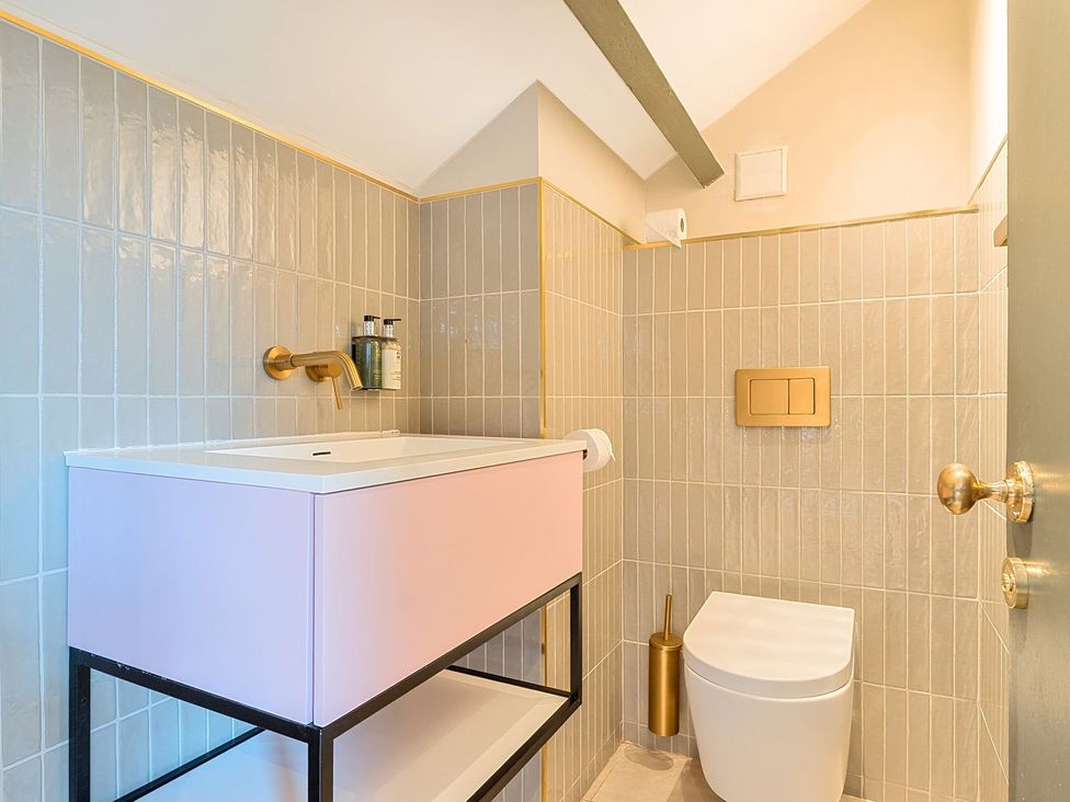 A bathroom with sink and toilet at Hillside House in Leyburn
