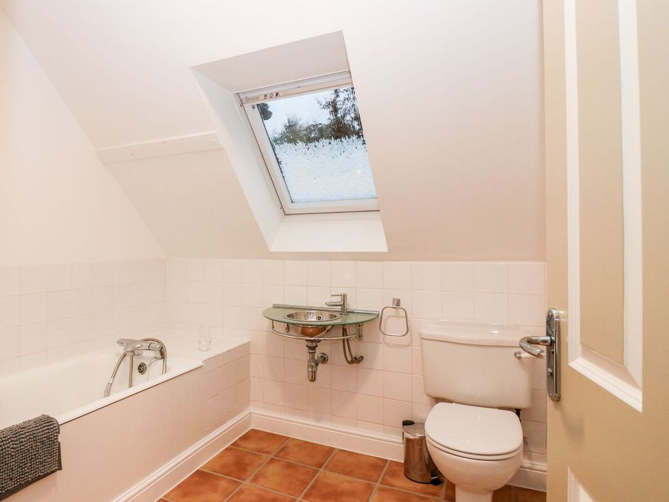 A bathroom with a bath tub, toilet, and sink at Boat House in Aberdeen