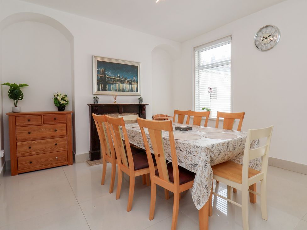 A dining room with a table and chairs at K & J Holiday House in Bridlington