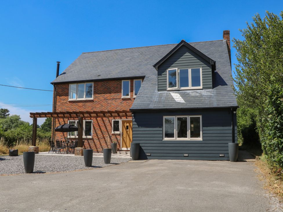 A house with a porch and outdoor seating at Perry Dees in Minstead
