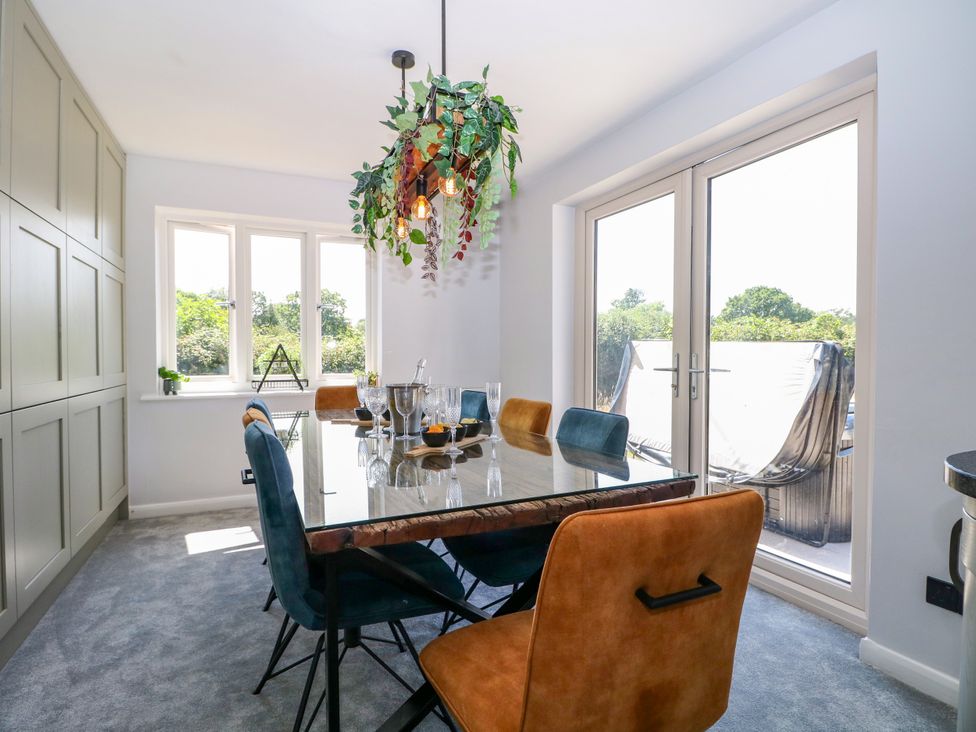 A dining room with a table and chairs at Perry Dees in Minstead