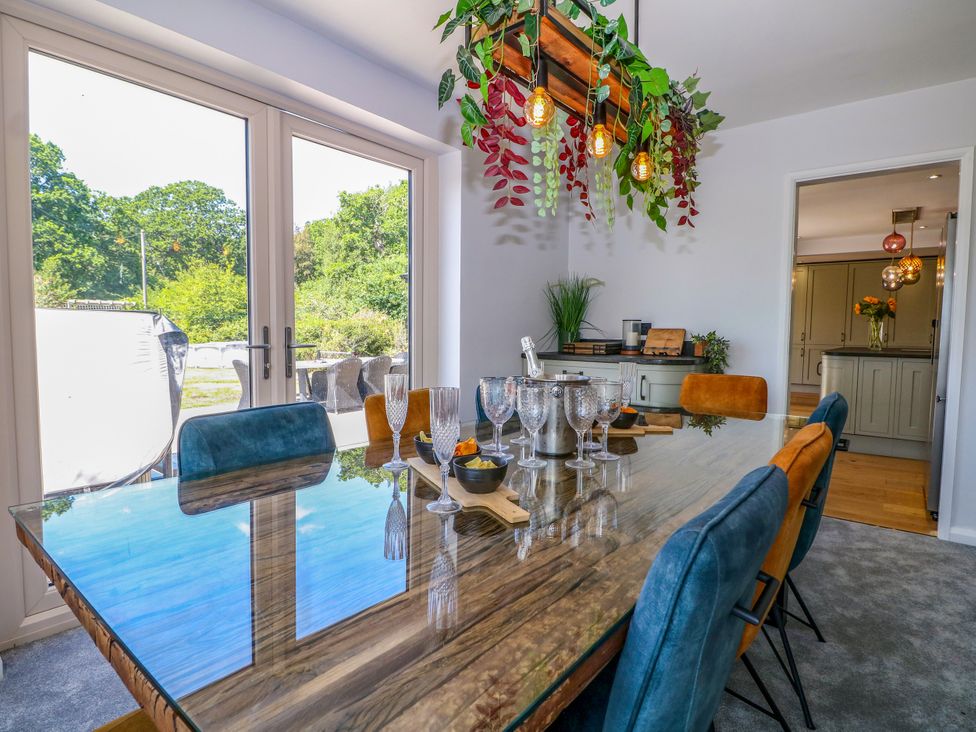 A dining room with a table and chairs at Perry Dees in Minstead