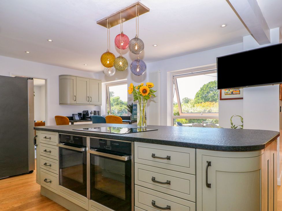 A kitchen with an island and appliances at Perry Dees in Minstead
