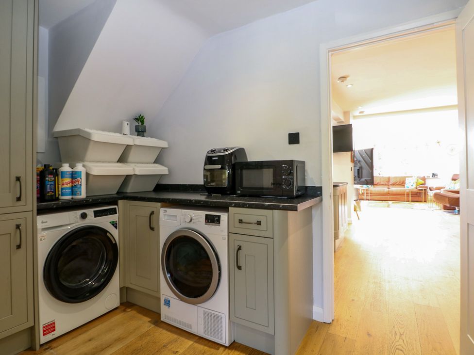 A laundry room with washer and dryer at Perry Dees in Minstead