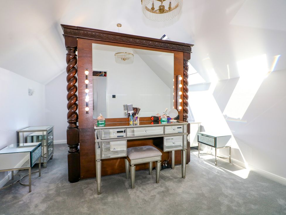 A dressing room with a vanity table and mirror at Perry Dees in Minstead