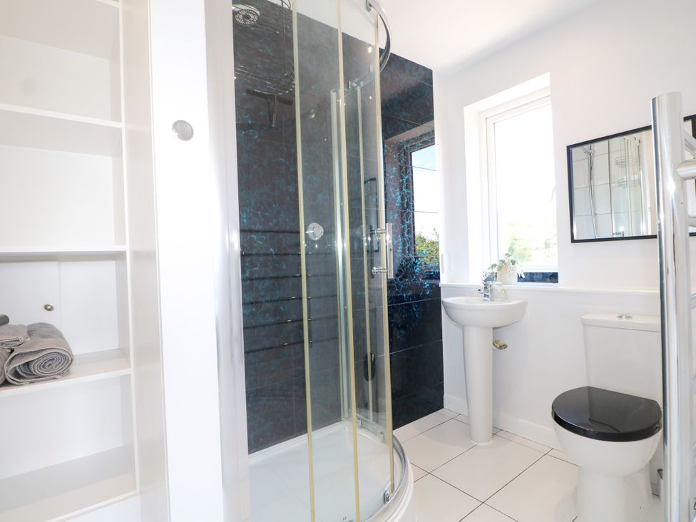 A bathroom with a shower, sink, and toilet at Perry Dees in Minstead
