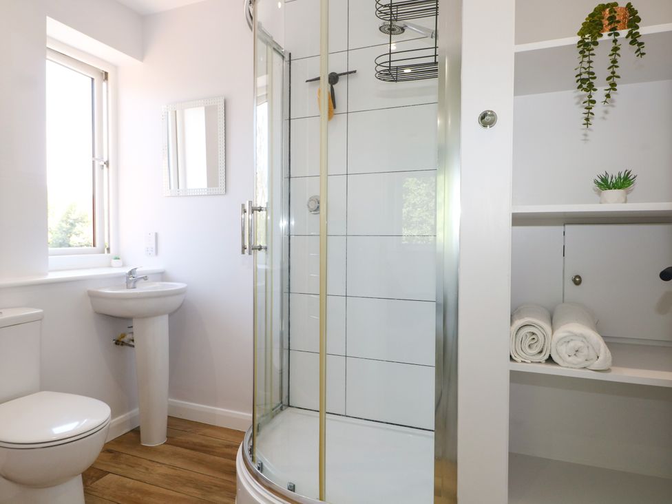 A bathroom with a shower, sink, and toilet at Perry Dees in Minstead