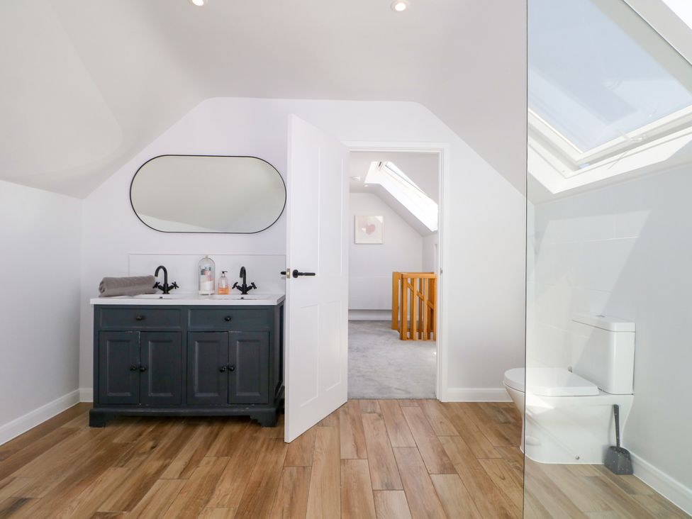 A bathroom with a vanity unit and toilet at Perry Dees in Minstead