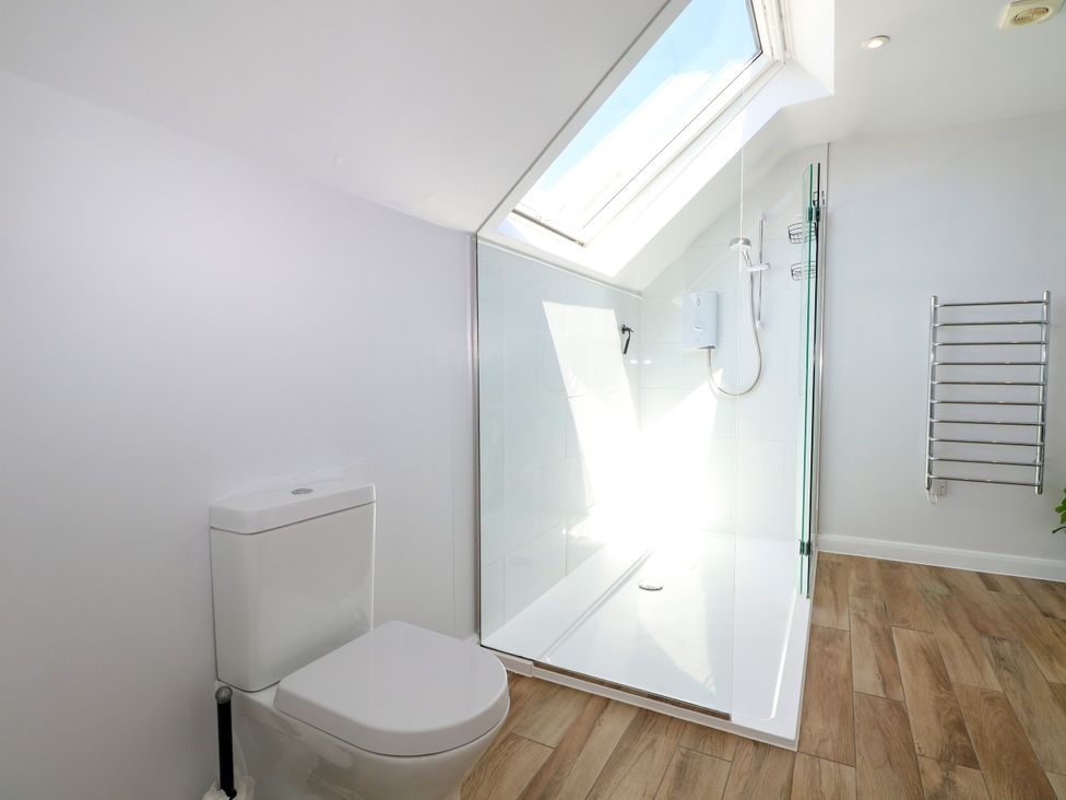 A bathroom with a shower and a toilet at Perry Dees in Minstead