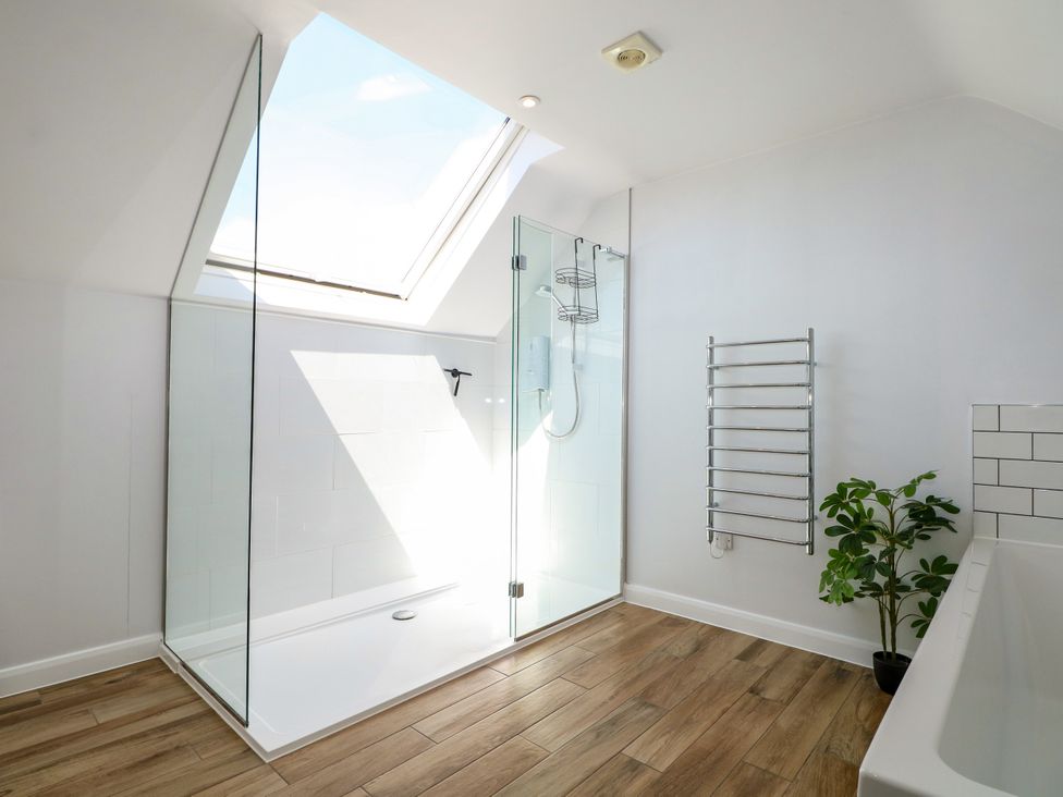 A bathroom with shower and bathtub at Perry Dees in Minstead