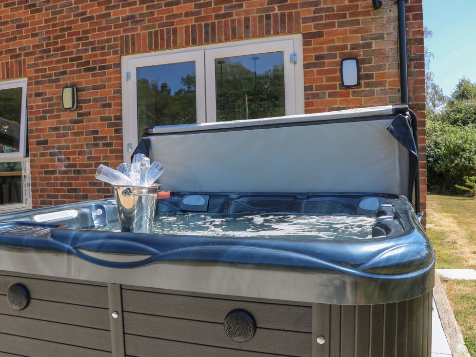A hot tub with an ice bucket at Perry Dees in Minstead