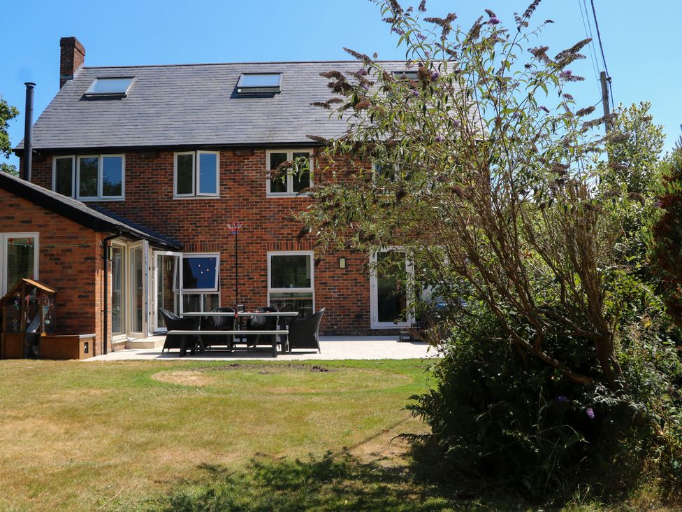 A house with patio furniture in the garden at Perry Dees Minstead