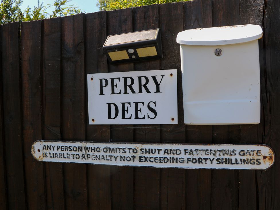 A sign with Perry Dees and a mailbox at Perry Dees in Minstead