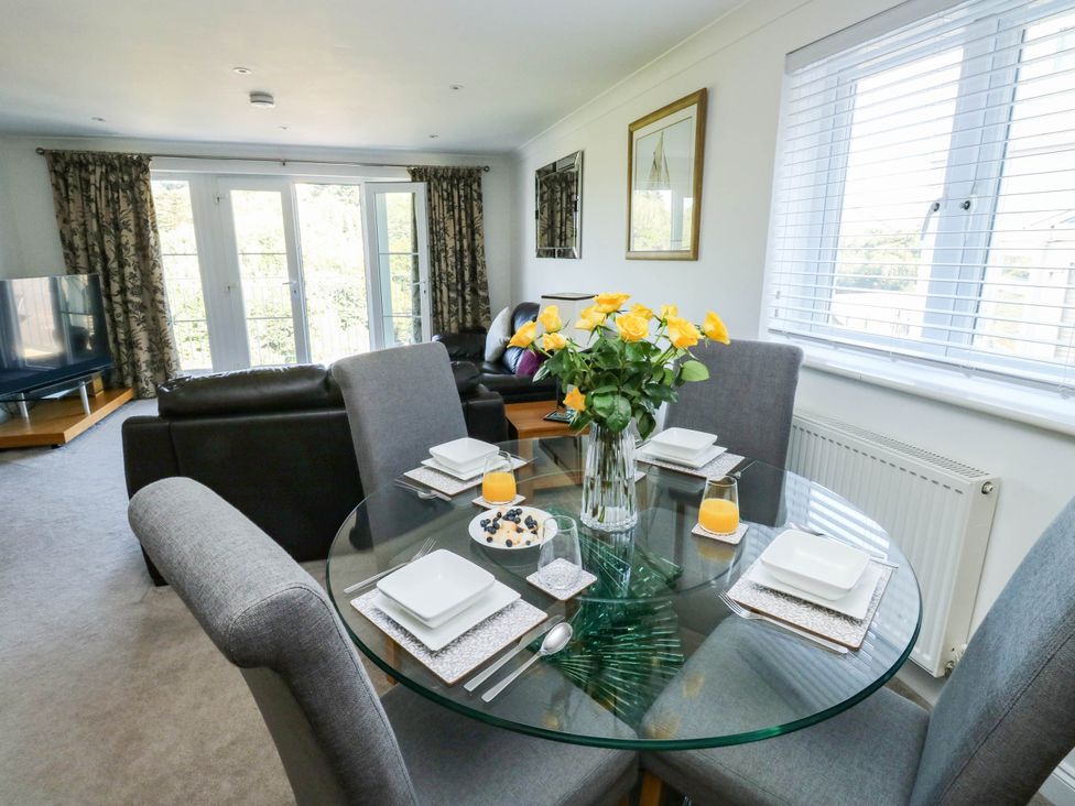 A dining area with a round table and chairs at 2 Inglewood Apartments in Dartmouth