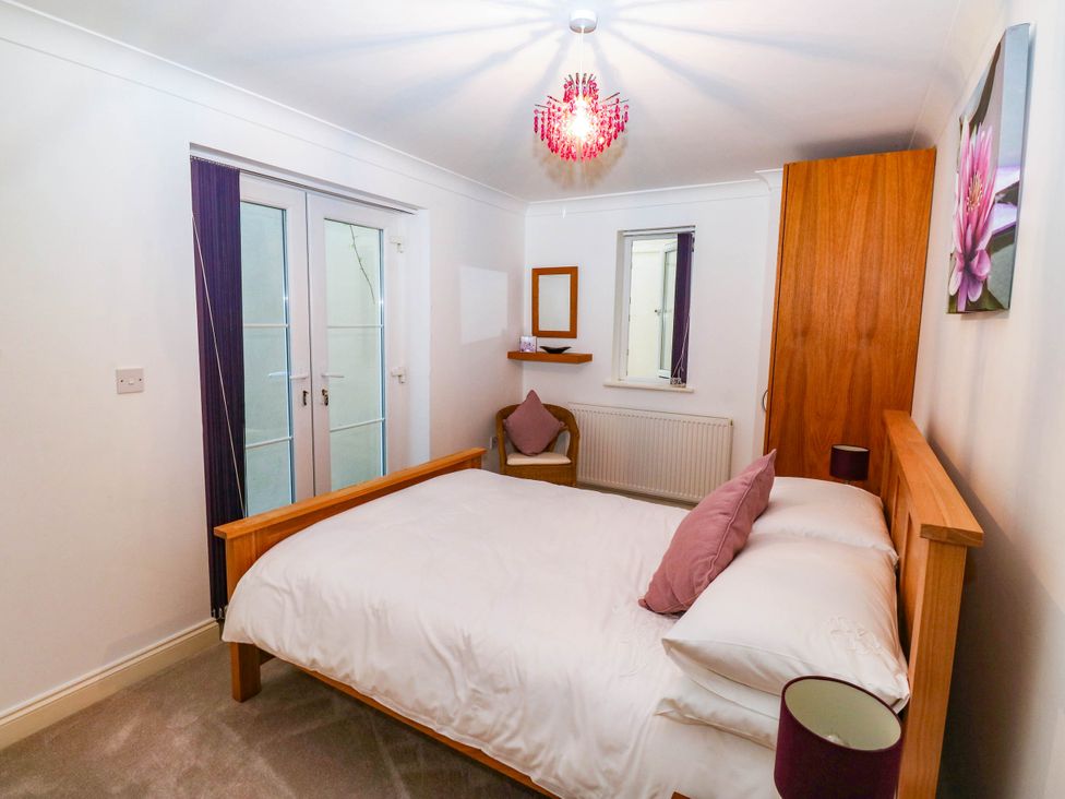 A bedroom with a bed and a mirror at 2 Inglewood Apartments in Dartmouth