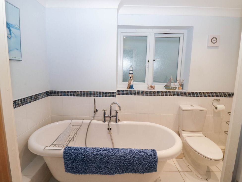 A bathroom with a bathtub and toilet at 2 Inglewood Apartments in Dartmouth