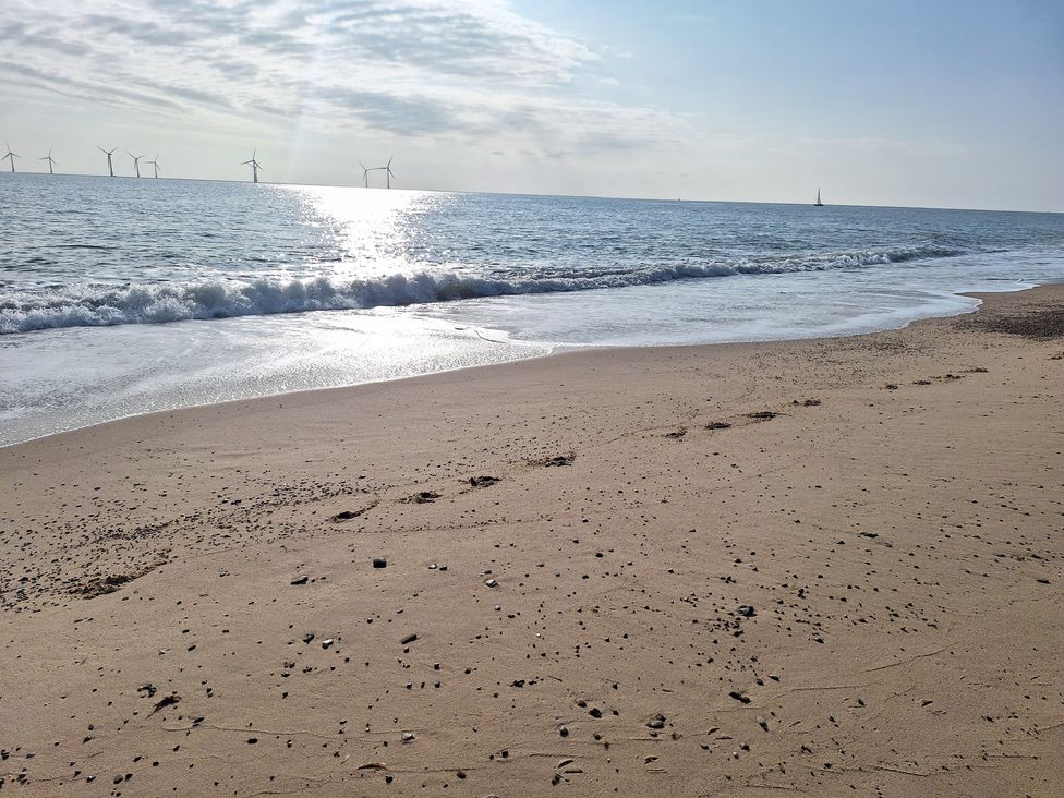A beach with sand and waves at Haven Seashore, Ellerton Willerby Xtra, Great Yarmouth