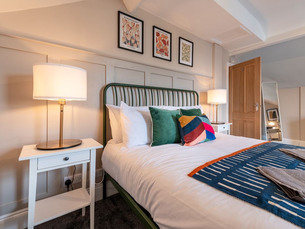 A bedroom with a green bed and side table at 59 Garfield Road Scarborough