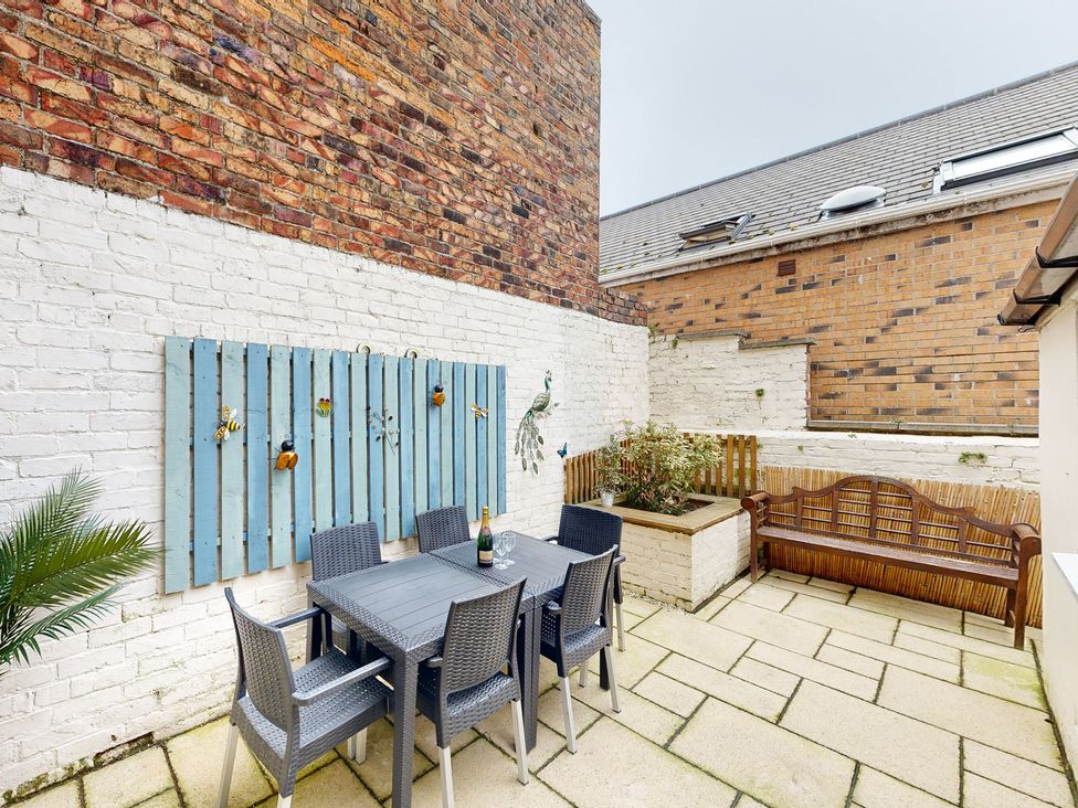 An outdoor area with a table and chairs at 44 Norwood Street Scarborough