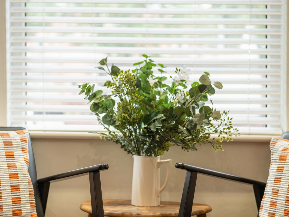 A sitting room with a plant on a table at 125 Columbus Ravine in Scarborough