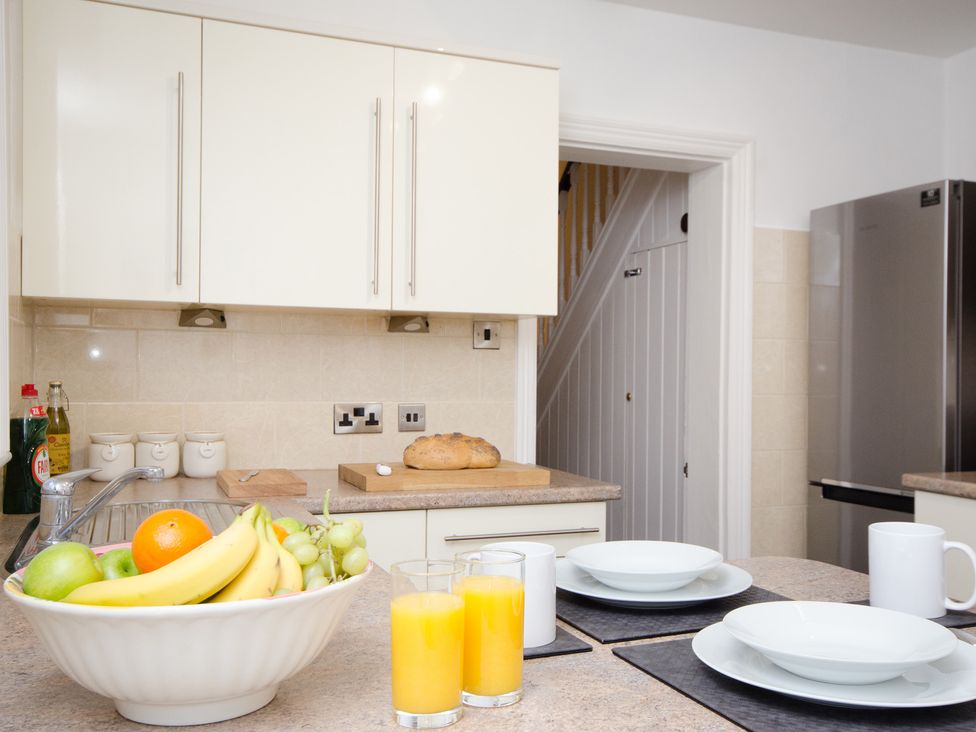 A kitchen with a fruit bowl and drinks on the counter at 46 Ashville Avenue, Scarborough