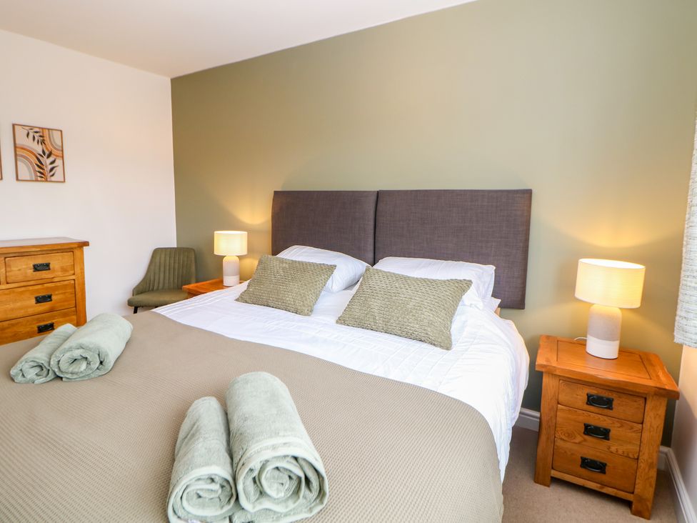 A bedroom with a bed and bedside tables at Hillset View in Bakewell