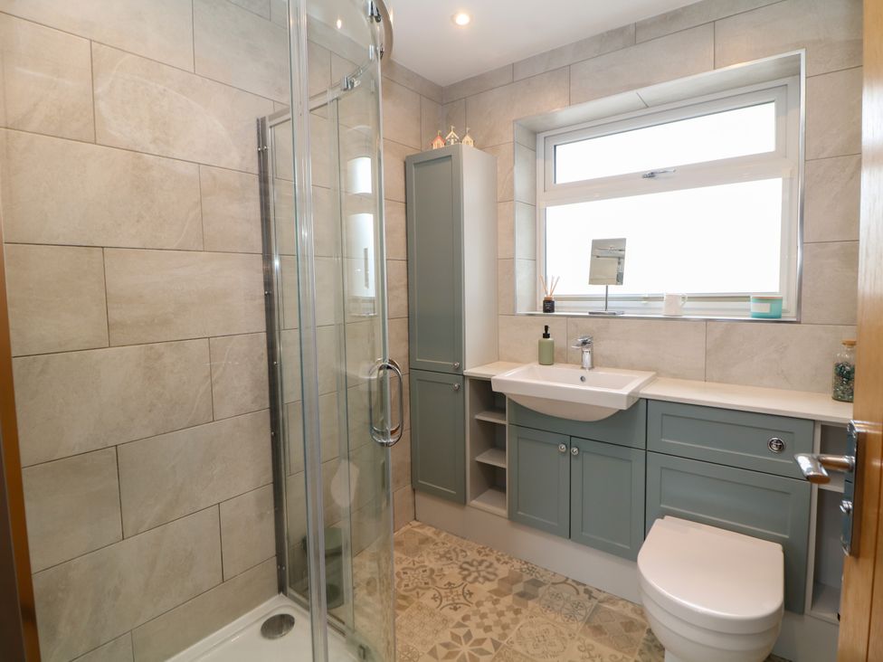 A bathroom with a shower, sink, and toilet at Hillset View Bakewell