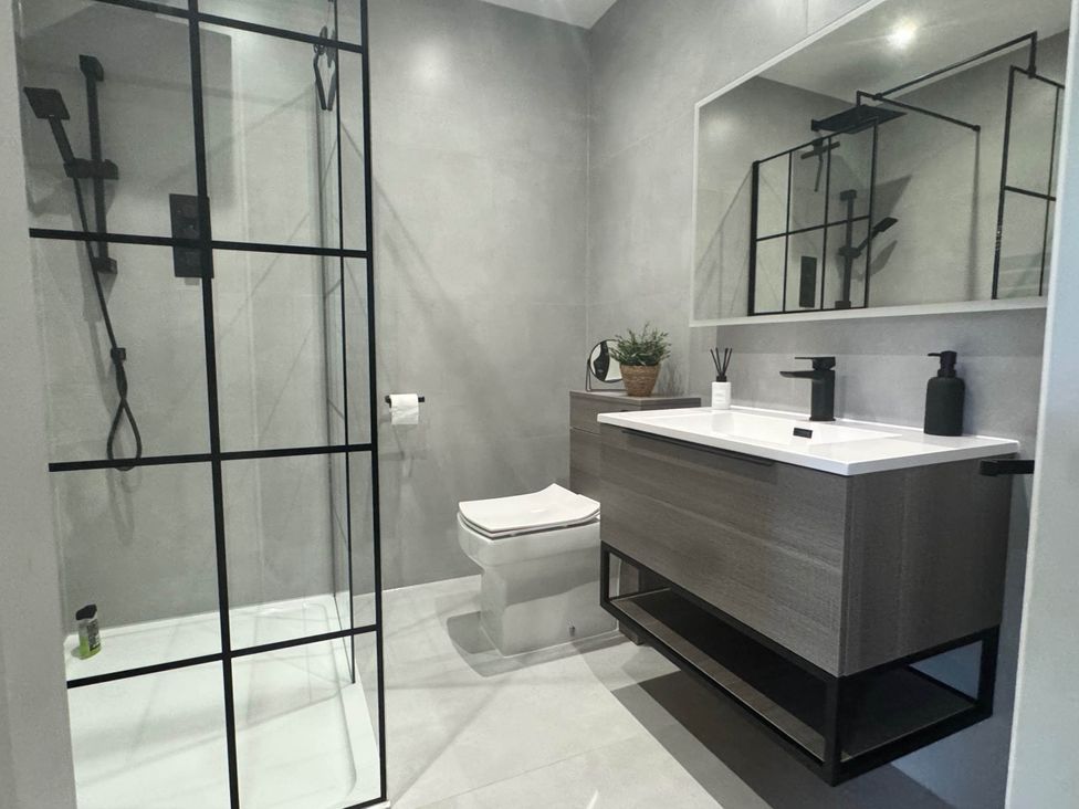 A bathroom with a shower, toilet, and sink at Rochester Retreat Spacious 5 Bedroom House Higham