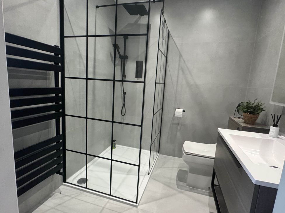 A bathroom with a shower, toilet, and sink at Rochester Retreat Spacious 5 Bedroom House in Higham