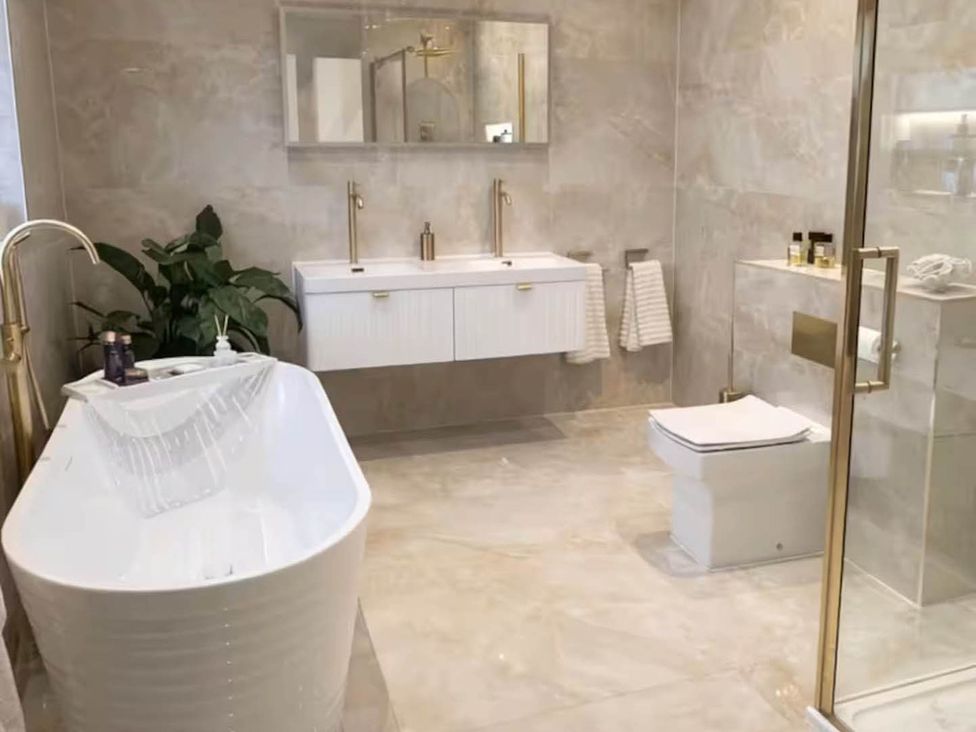 A bathroom with a bathtub and sink at Rochester Retreat Spacious 5 Bedroom House Higham