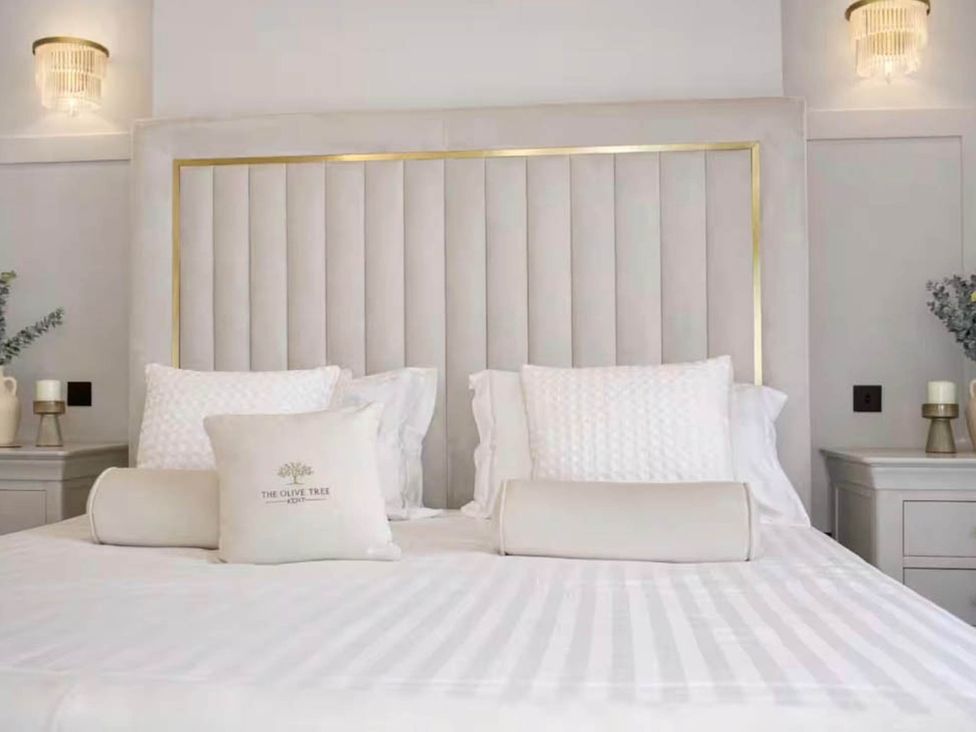 A bedroom with a bed and decorative pillows at Rochester Retreat Spacious 5 Bedroom House Higham