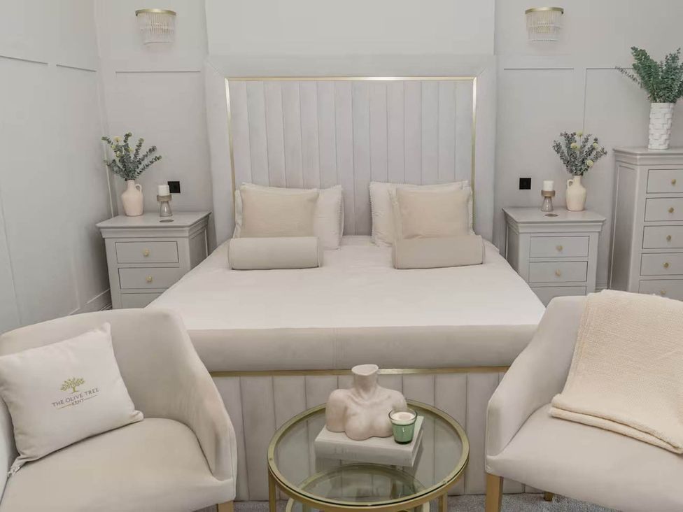 A bedroom with a bed and bedside tables at Rochester Retreat Spacious 5 Bedroom House in Higham