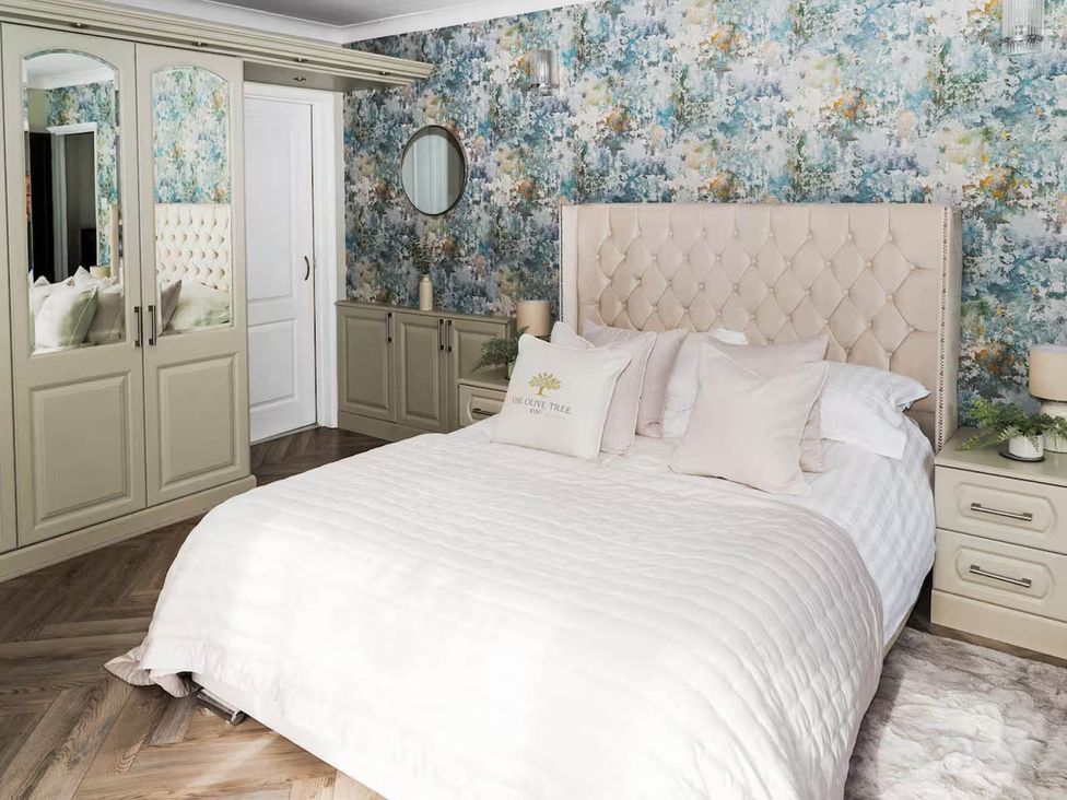 A bedroom with a bed and wardrobe at Rochester Retreat Spacious 5 Bedroom House Higham