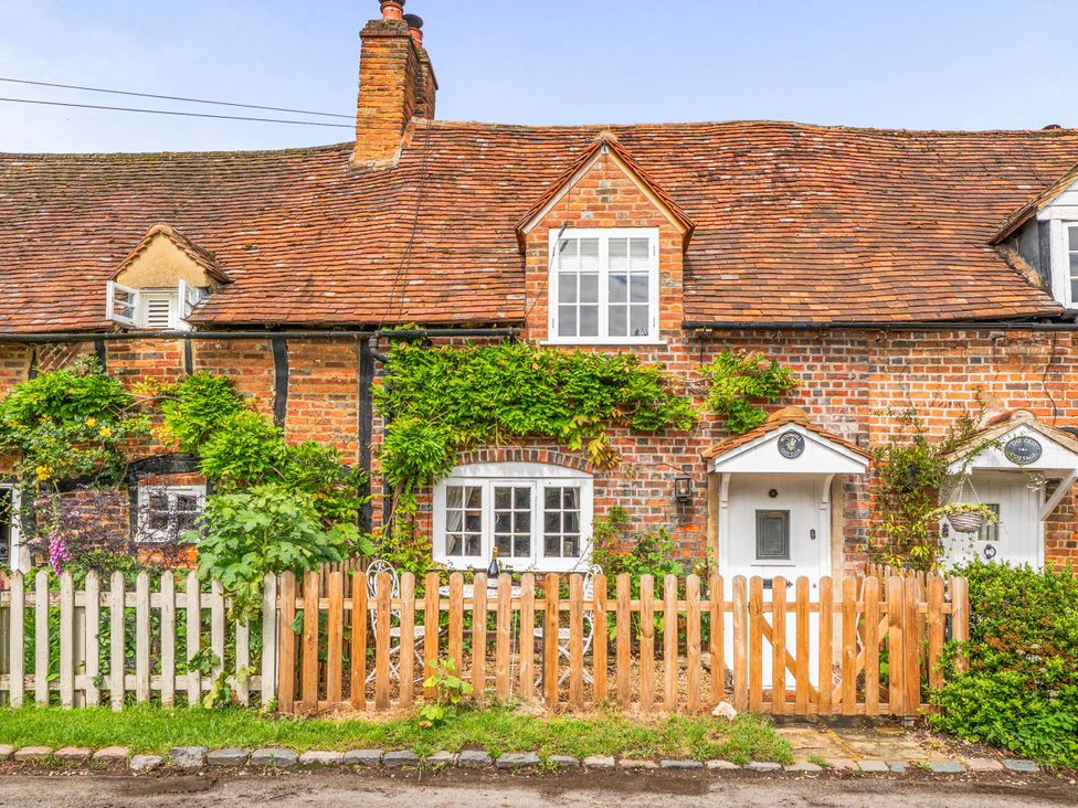 A house with a wooden fence and plants at Cottage Sleeps 4 with Enclosed Garden Turville near Henley-On-Thames