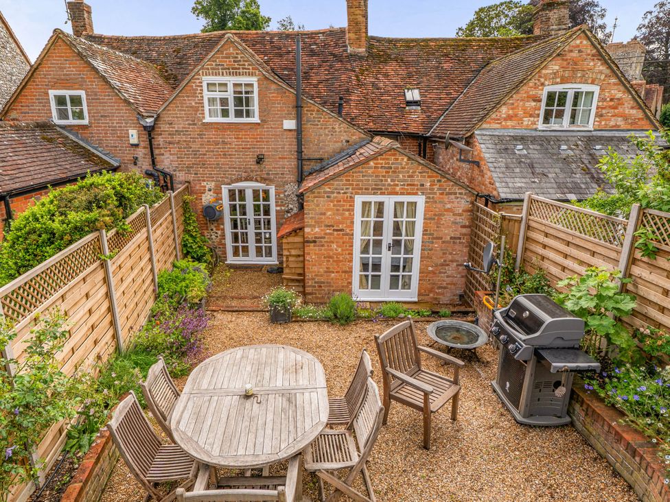 A garden with a table and chairs in the enclosed area at Cottage Sleeps 4 with Enclosed Garden in Turville near Henley-On-Thames